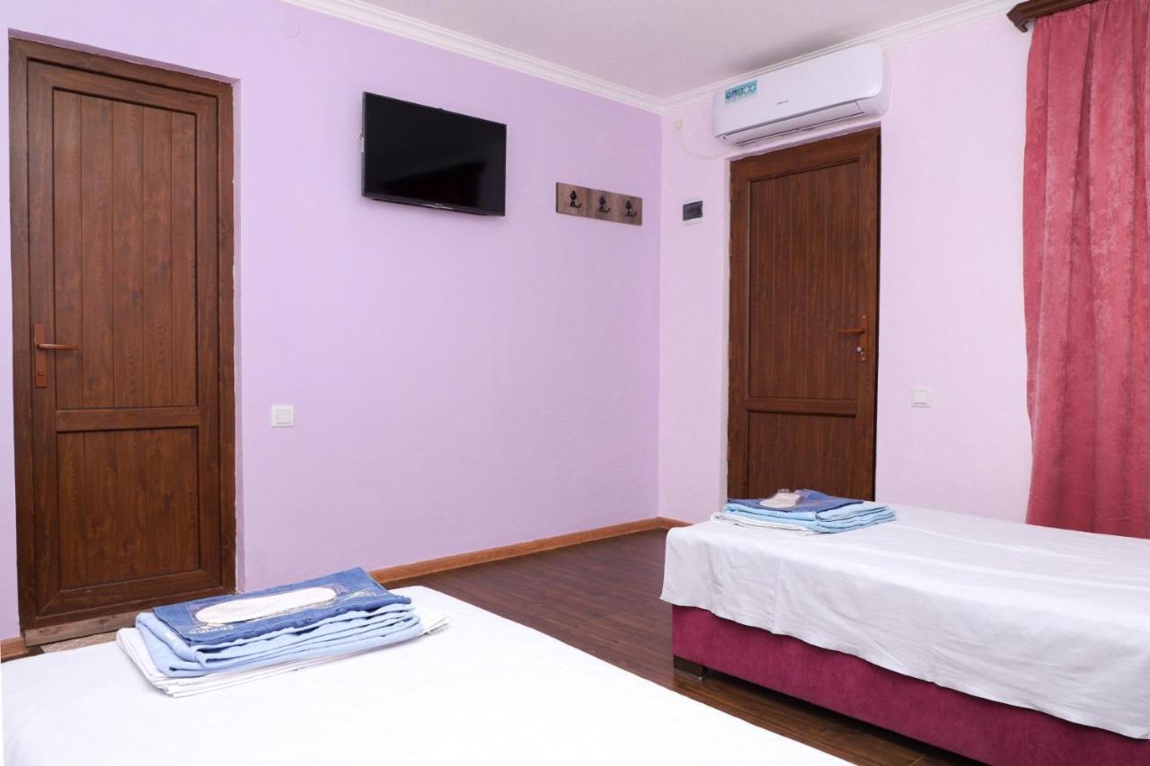 Naberejni Hotel Meghri Bagian luar foto